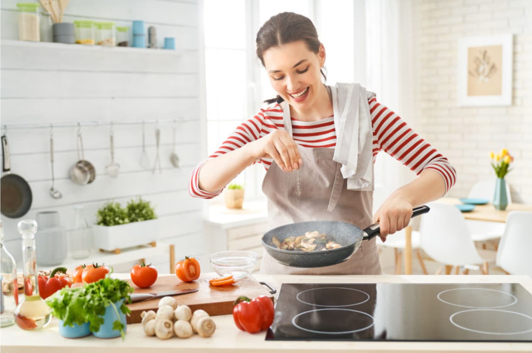 https://www.hollyroser.com/wp-content/uploads/2021/03/is-teflon-safe-the-truth-about-nonstick-cookware-2021-tips-from-holly-roser-fitness.jpg